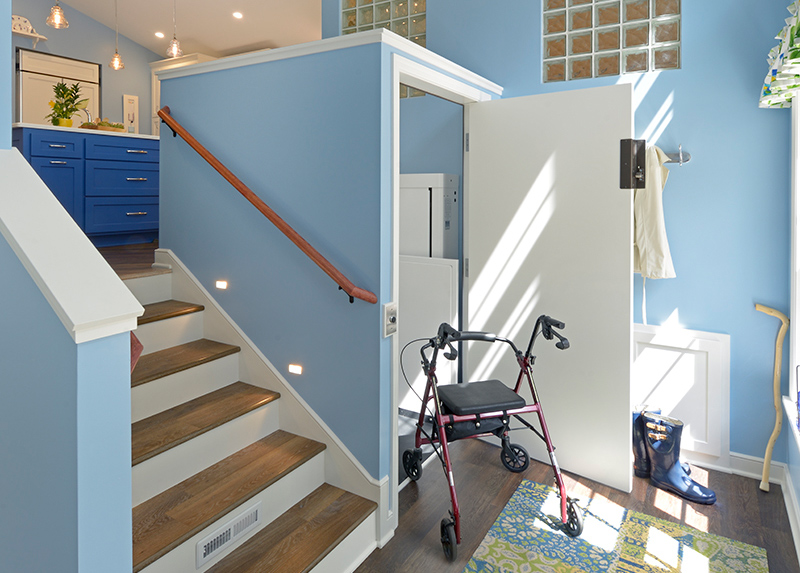 Residential wheelchair lift
